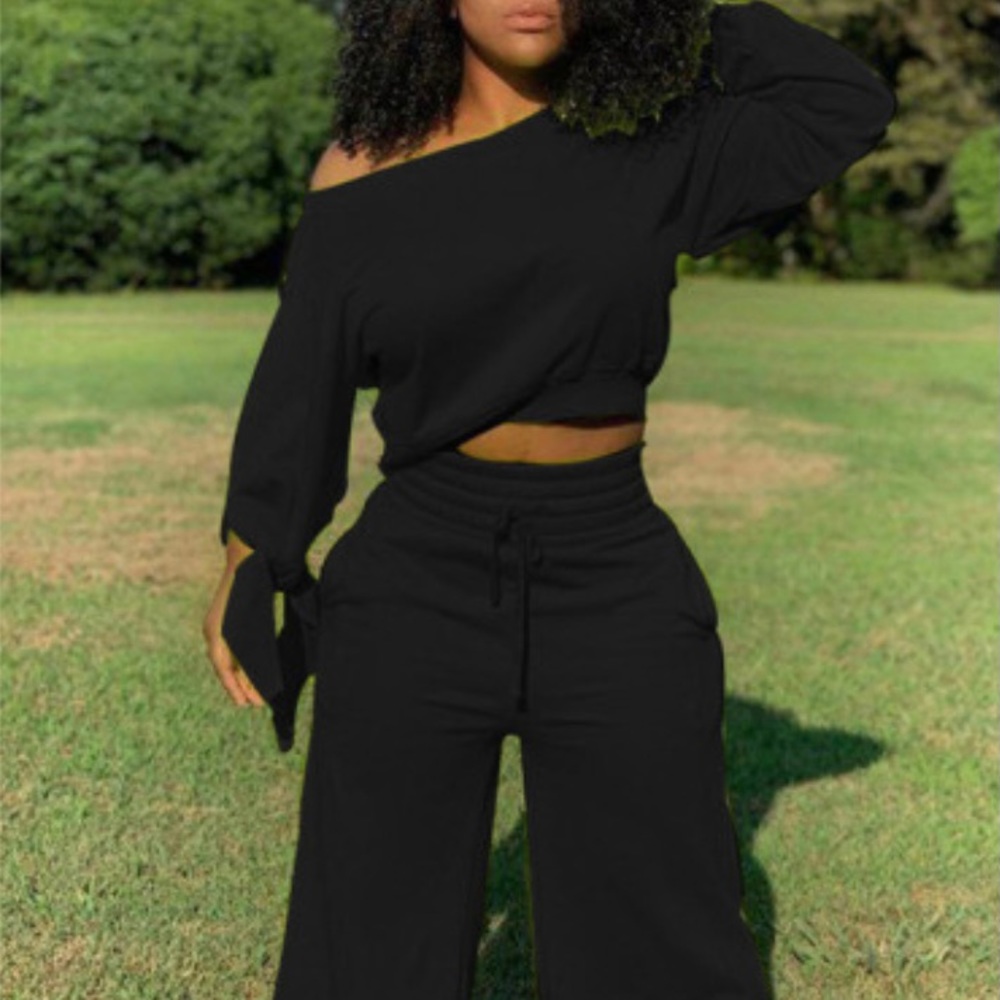 Ladies 2 pc wide-legged pantsuit
